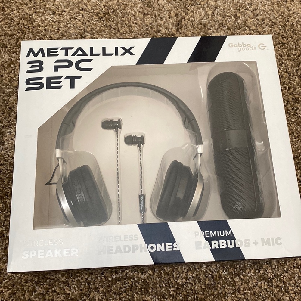 NWT Gabba Goods Metallix 3 piece set speaker headphones earbuds in black